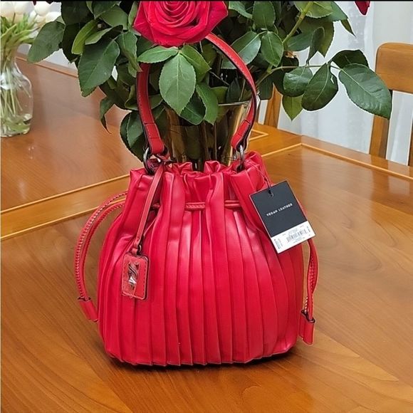 Simple Vera Wang Pleated Vegan Leather 👜 - Picture 1 of 5